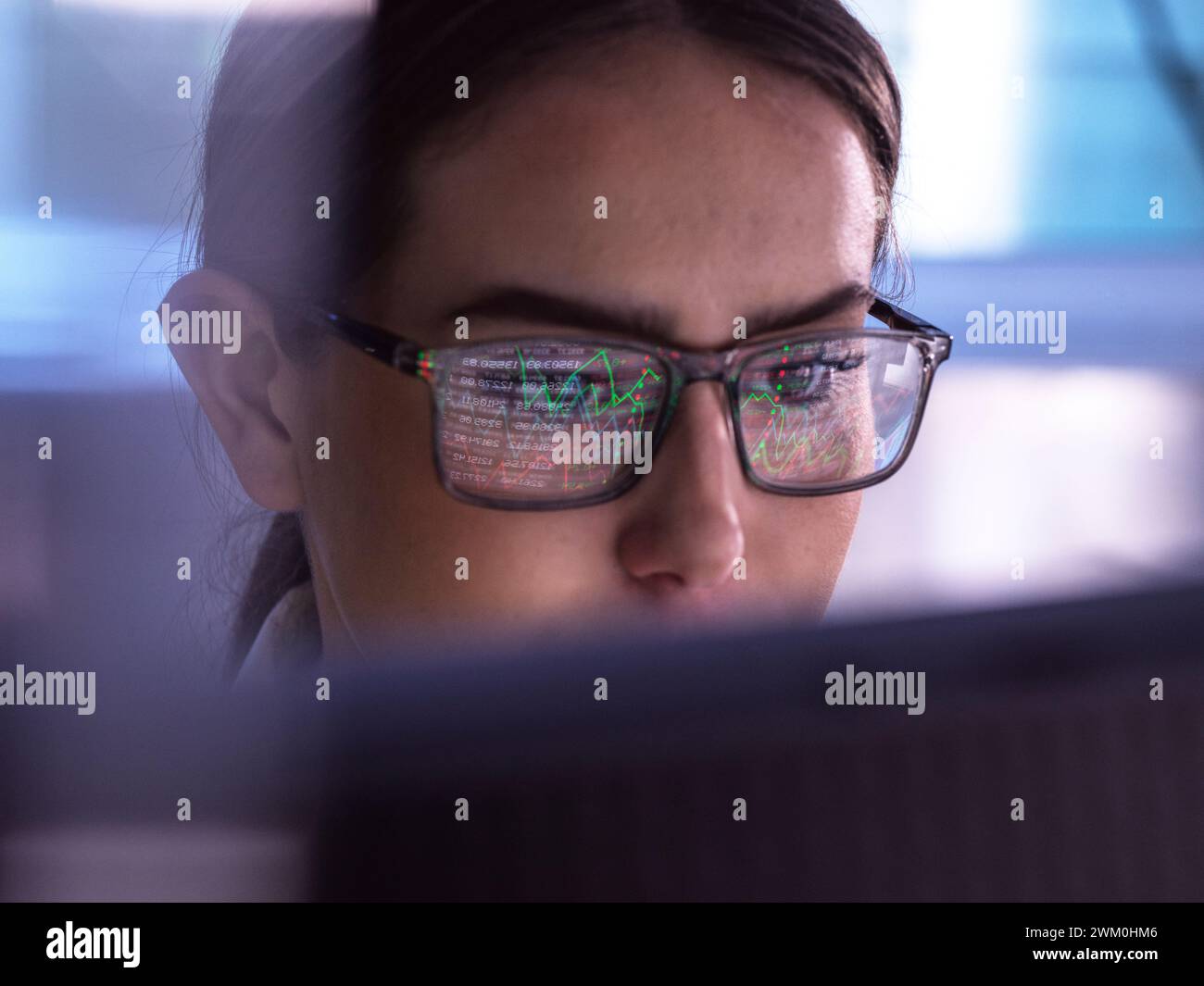 Operatore che analizza i dati dei mercati finanziari su computer Foto Stock