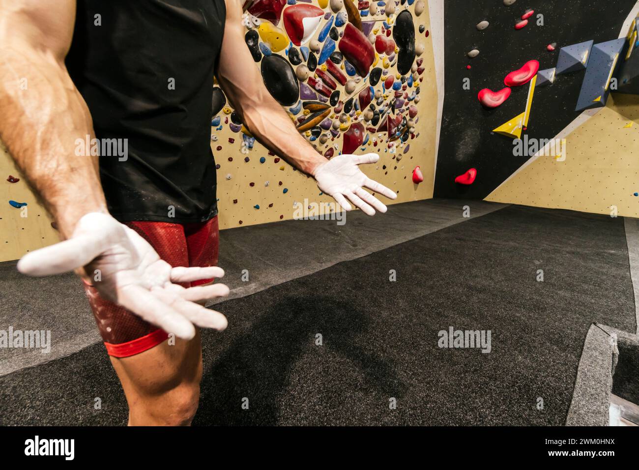 Atleta che usa la polvere di gesso nella palestra Boulder Foto Stock