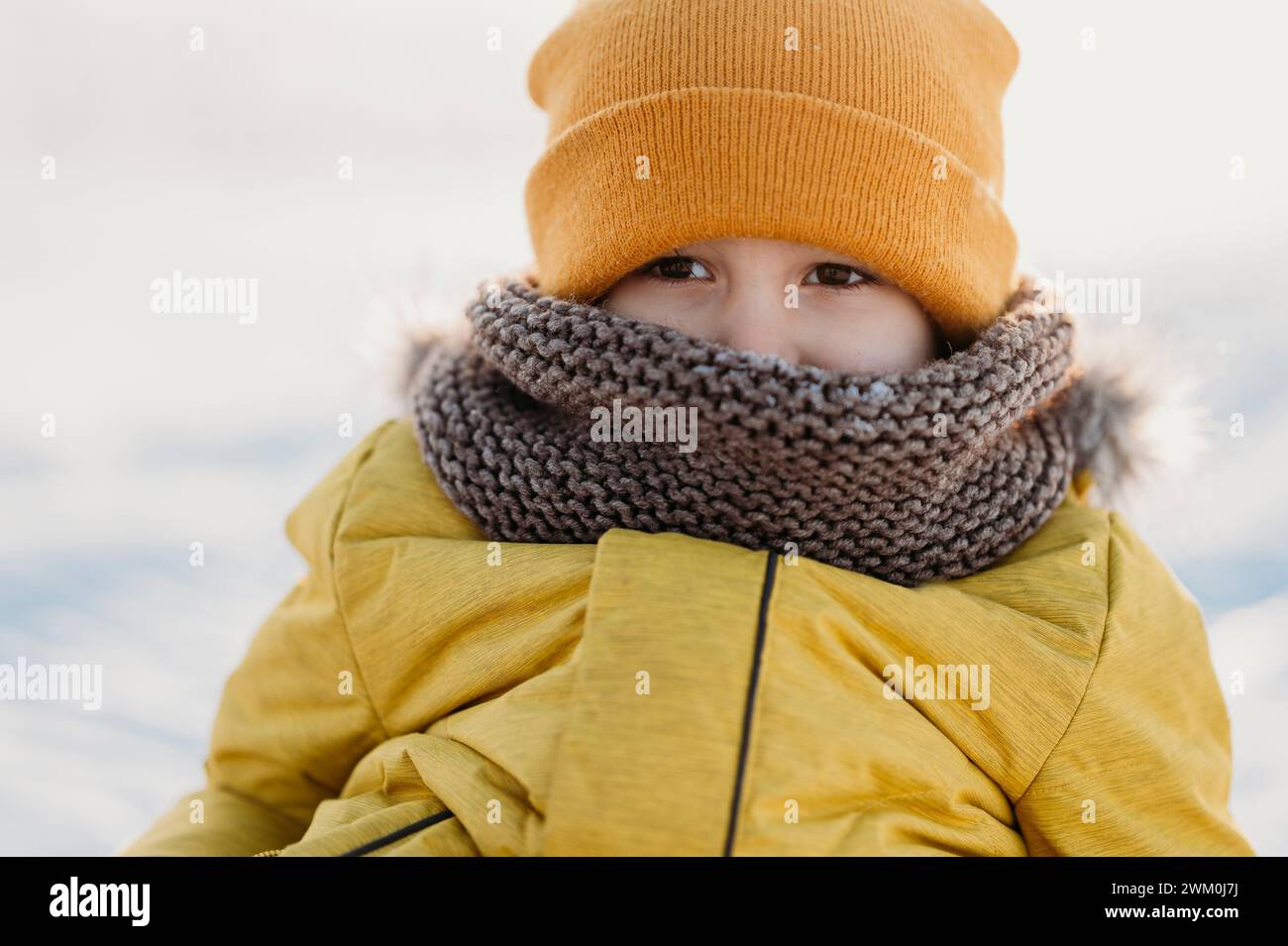 Ragazzo che indossa abiti caldi in inverno Foto Stock