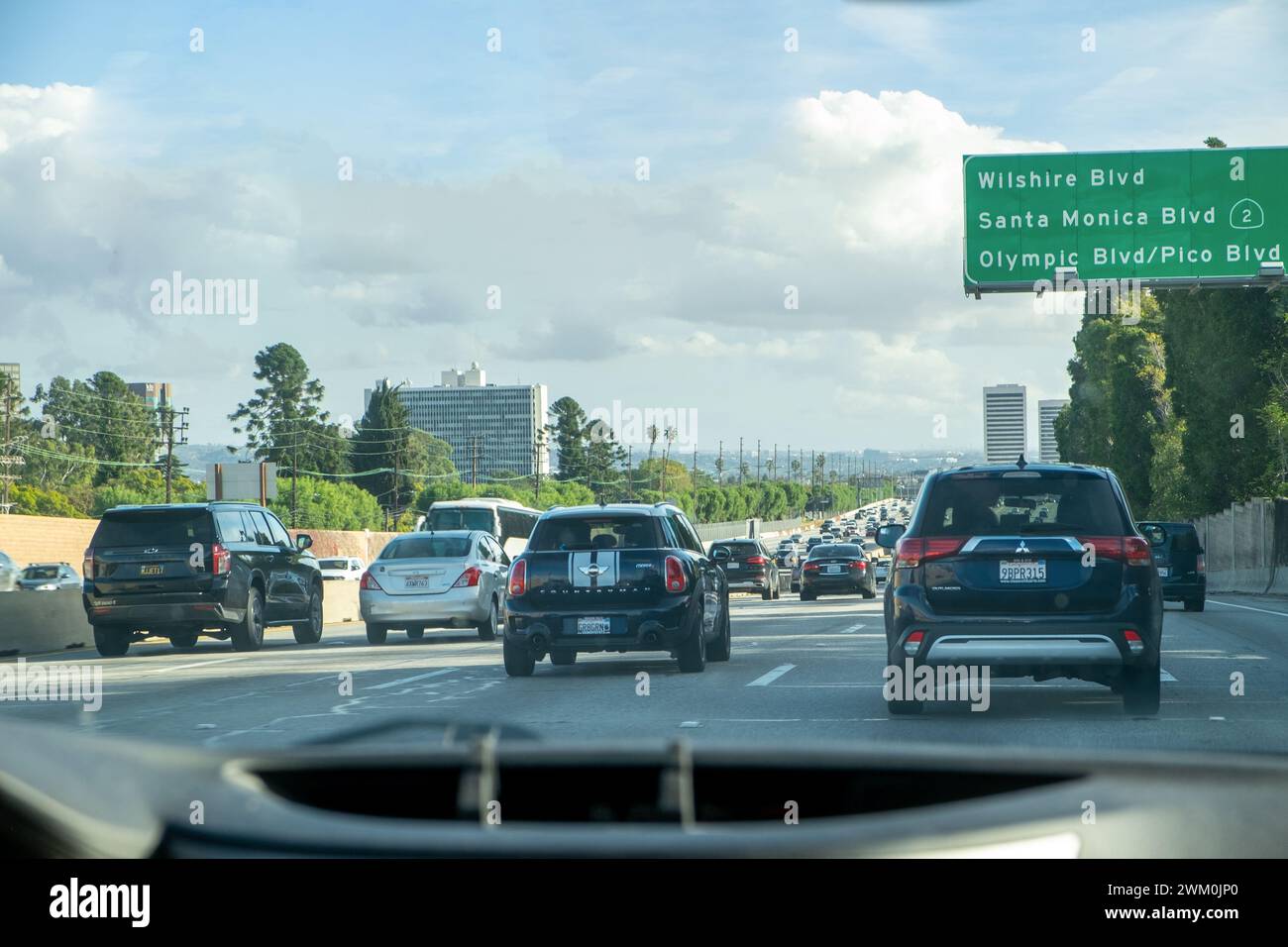Superstrada 405 vicino a Santa Monica e traffico a Los Angeles, California, Stati Uniti Foto Stock