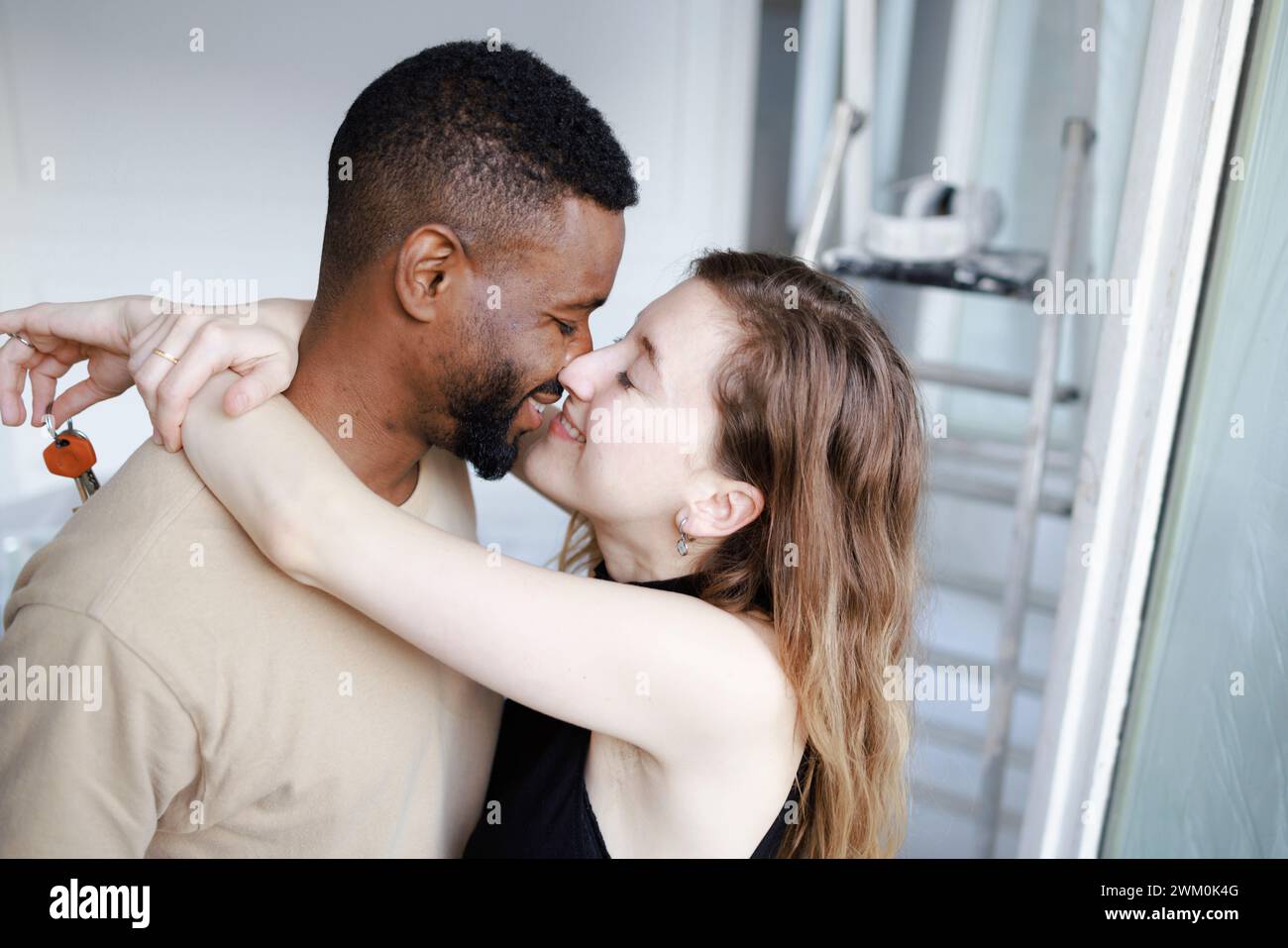 Coppia romantica in una nuova casa di appartamenti Foto Stock