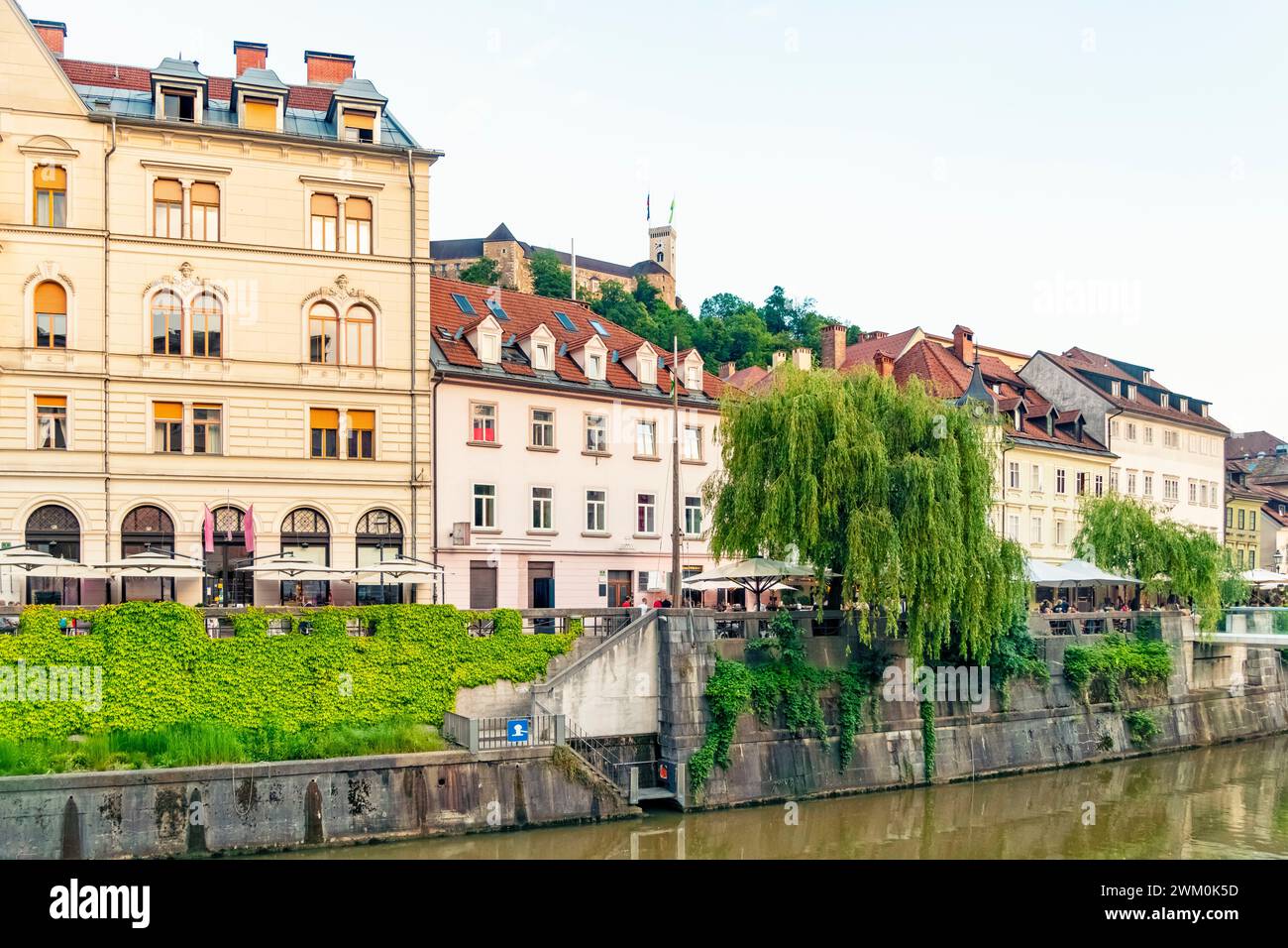 Slovenia, Lubiana, edifici lungo il canale di Ljubljanica Foto Stock