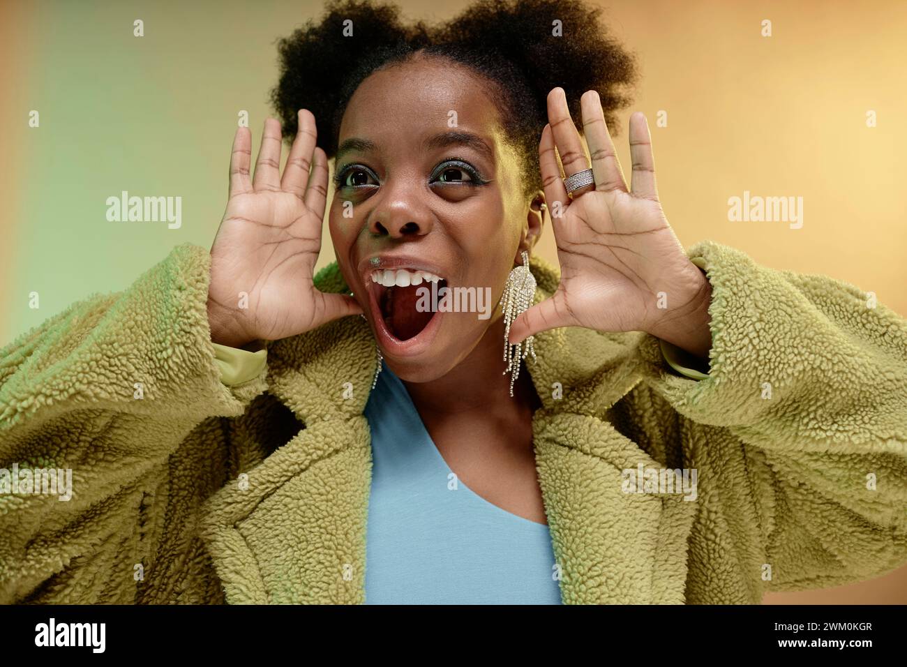 Donna felice che grida e gesti su sfondo sfumato Foto Stock