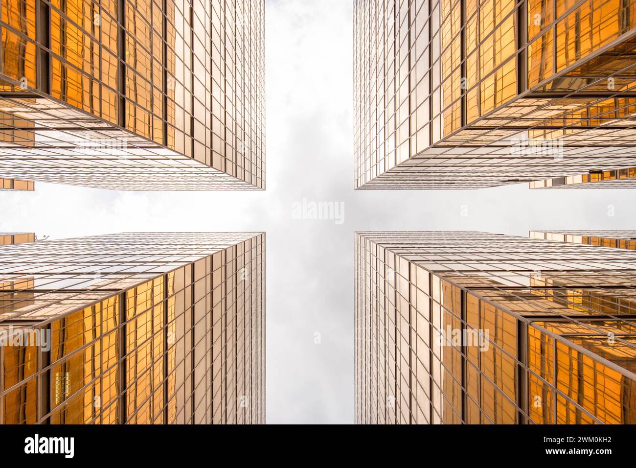 Moderni edifici per uffici in vetro sotto il cielo nelle giornate di sole Foto Stock