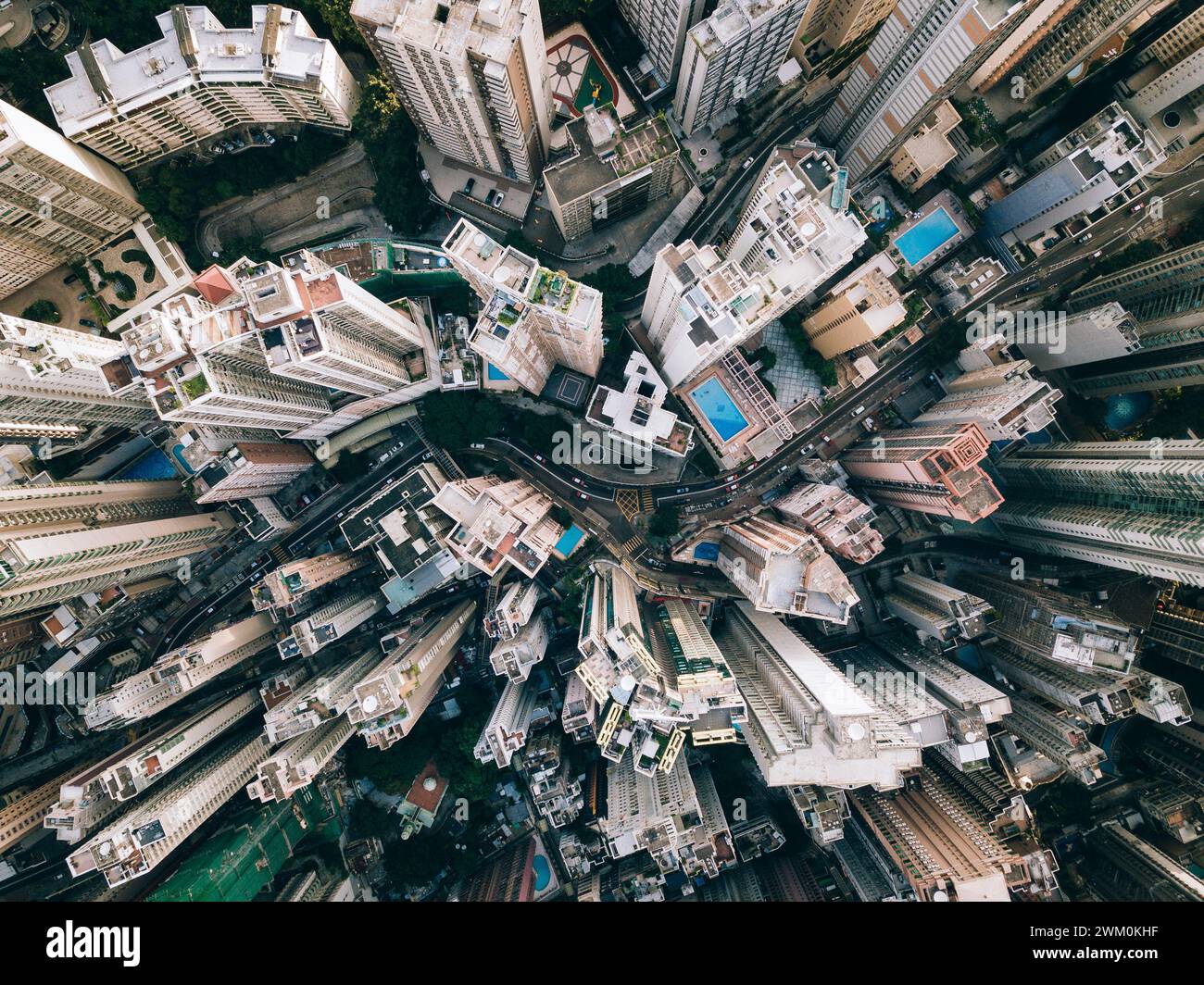 Edifici moderni con strada tortuosa nella città di Hong Kong Foto Stock