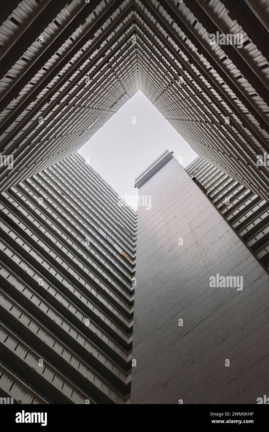 Edificio a forma quadrata sotto il cielo Foto Stock