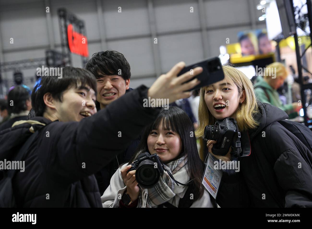 Yokohama, Giappone. 23 febbraio 2024. I visitatori posano per un selfie durante il CP camera & Photo Imaging Show 2024 a Pacifico Yokohama. La mostra CP presenta le più recenti tecnologie per fotocamere, fotografia e imaging. La mostra di quest'anno si tiene al Pacifico Yokohama e online fino a febbraio 25. (Credit Image: © Rodrigo Reyes Marin/ZUMA Press Wire) SOLO PER USO EDITORIALE! Non per USO commerciale! Foto Stock