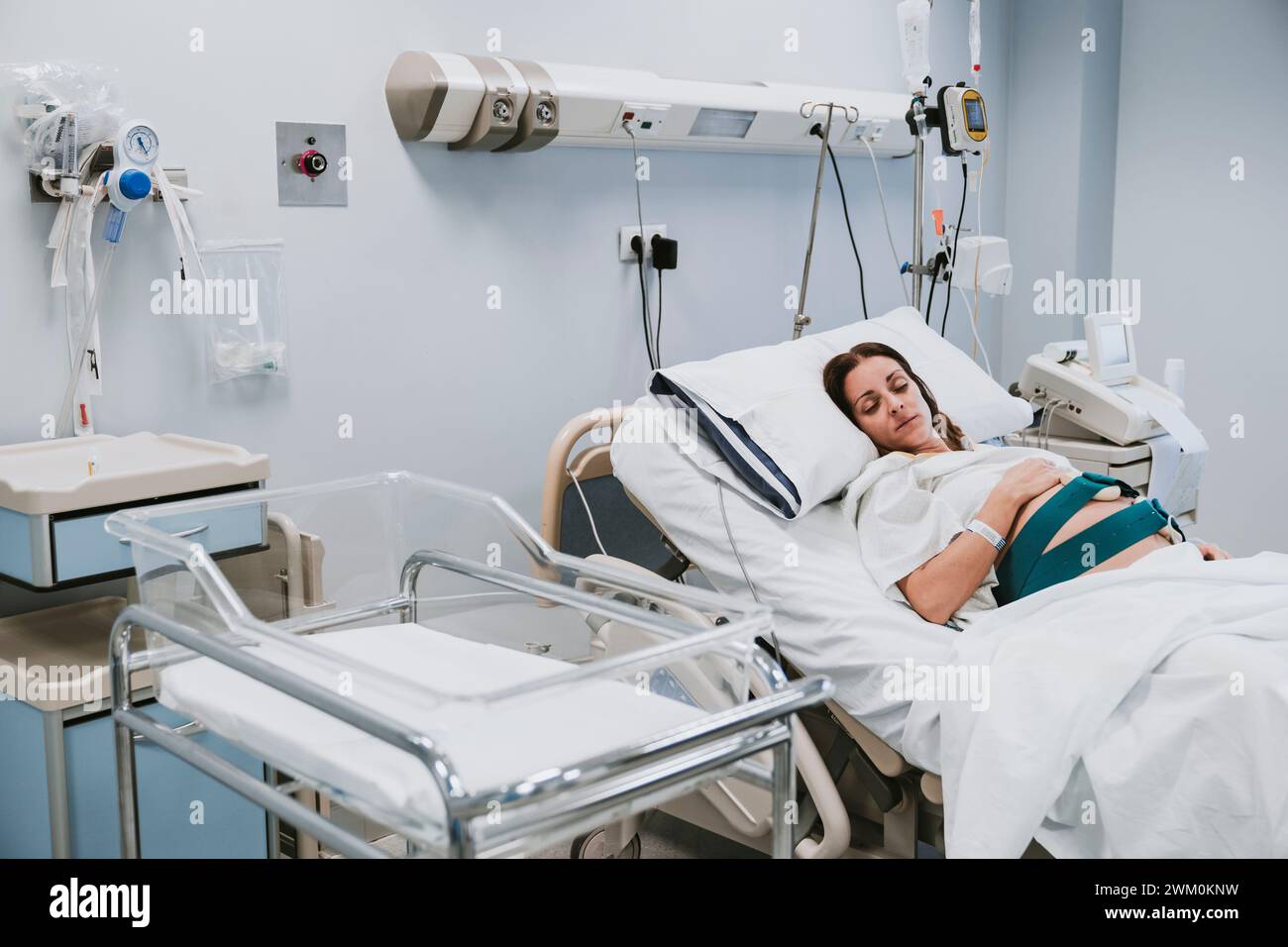 Donna incinta che riposa sul letto nella sala parto Foto Stock