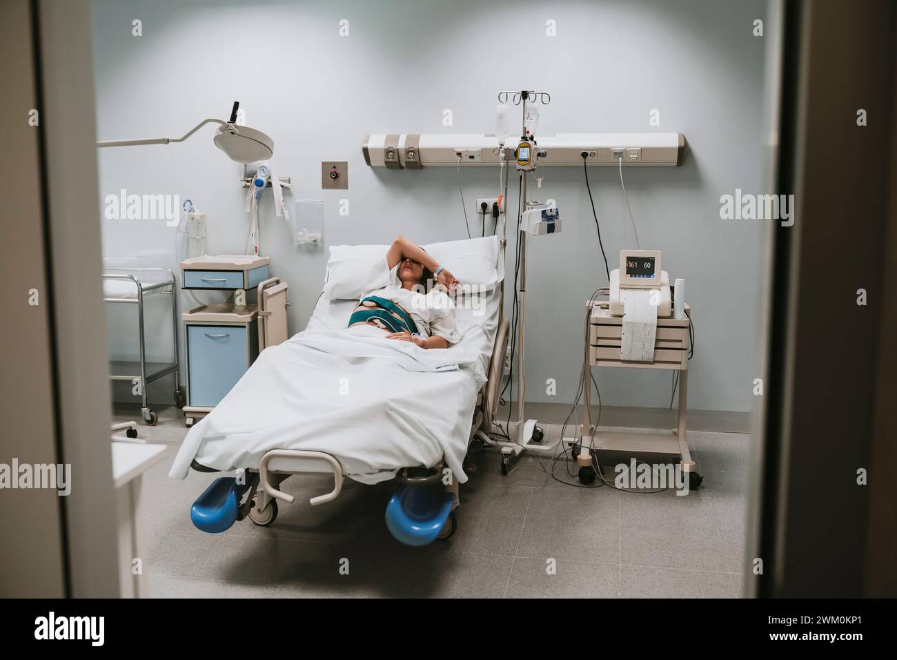 Donna incinta che dorme a letto in ospedale Foto Stock