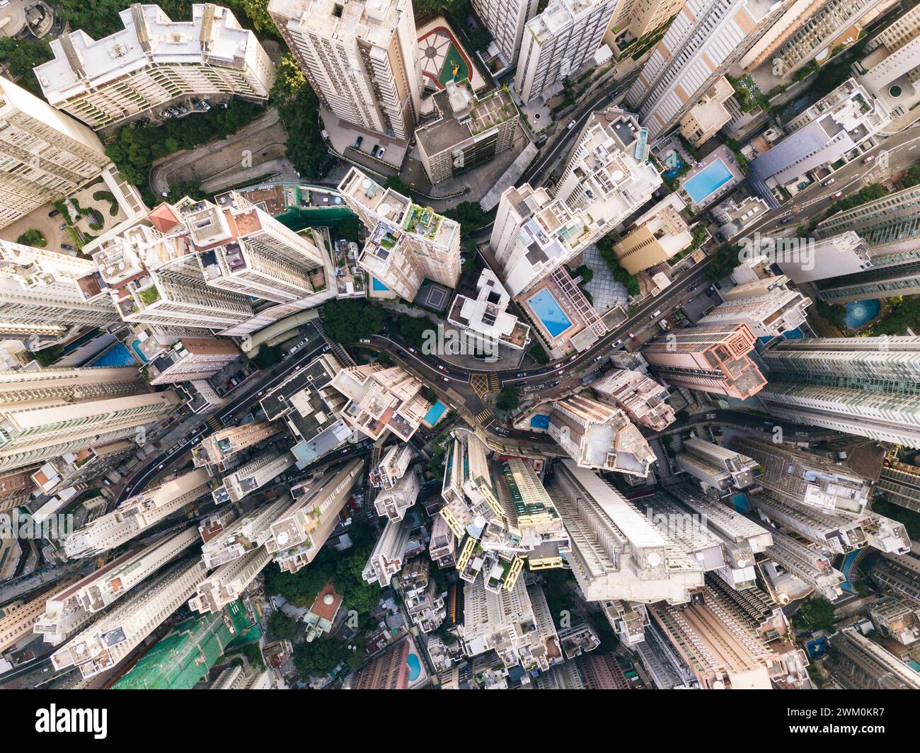 Edifici alti e moderni con una strada tortuosa nella città di Hong Kong Foto Stock