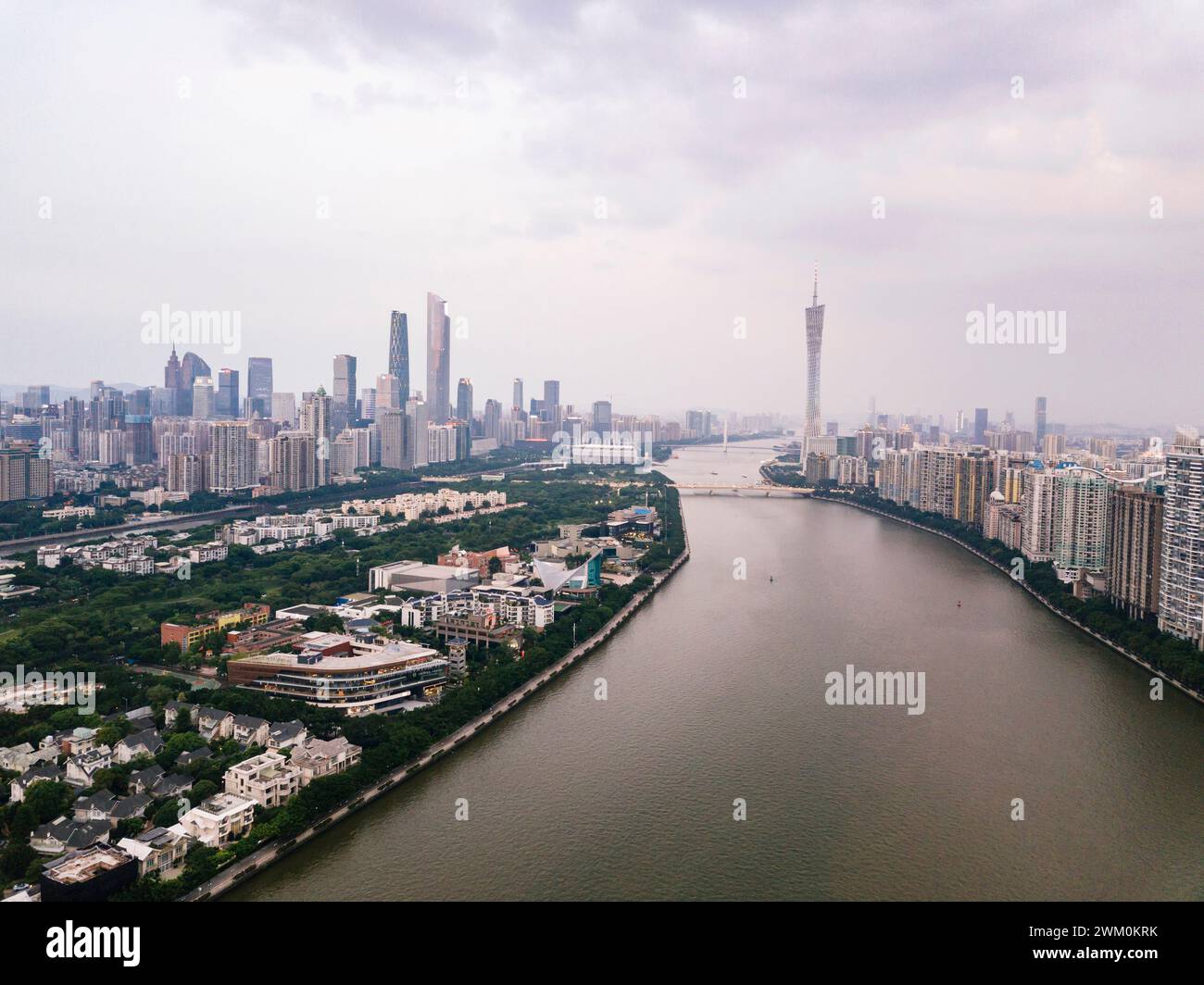 Famosi edifici vicino al fiume Pearl nella città di Guangzhou, Cina Foto Stock