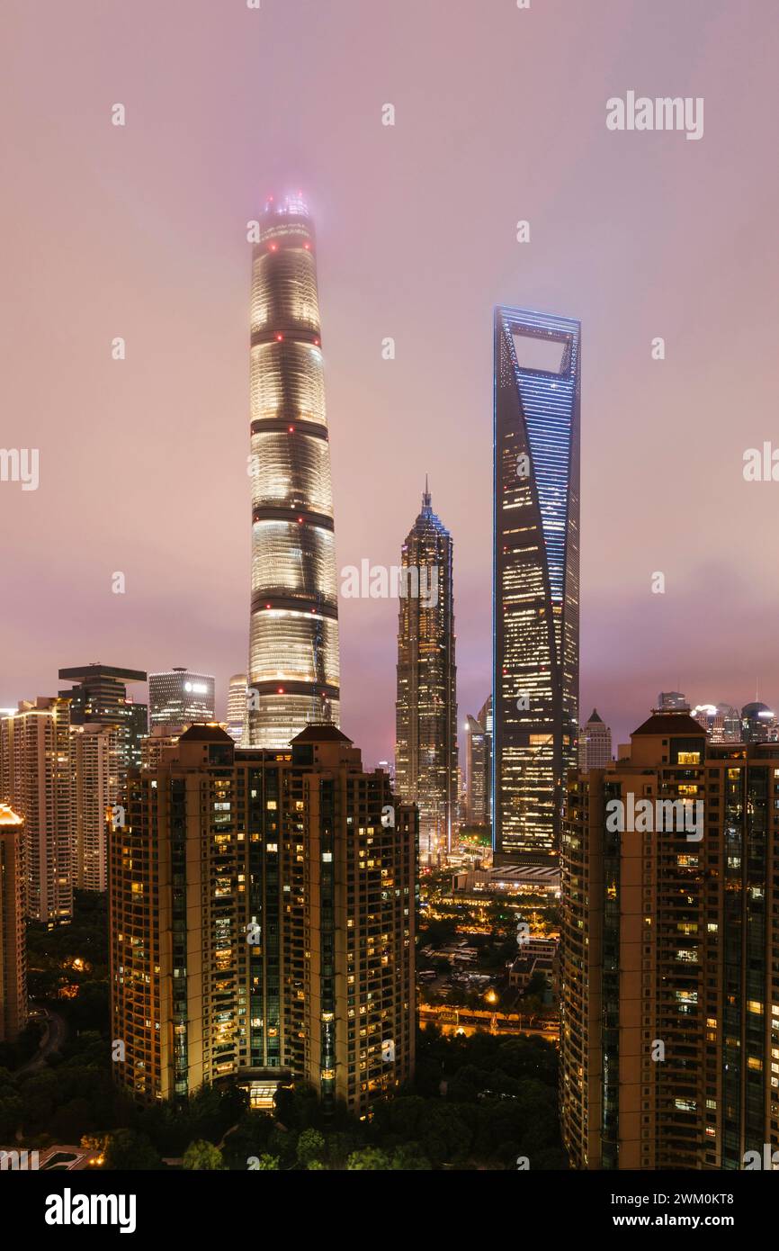 Centro finanziario mondiale di Shanghai con edifici moderni di notte, Cina Foto Stock