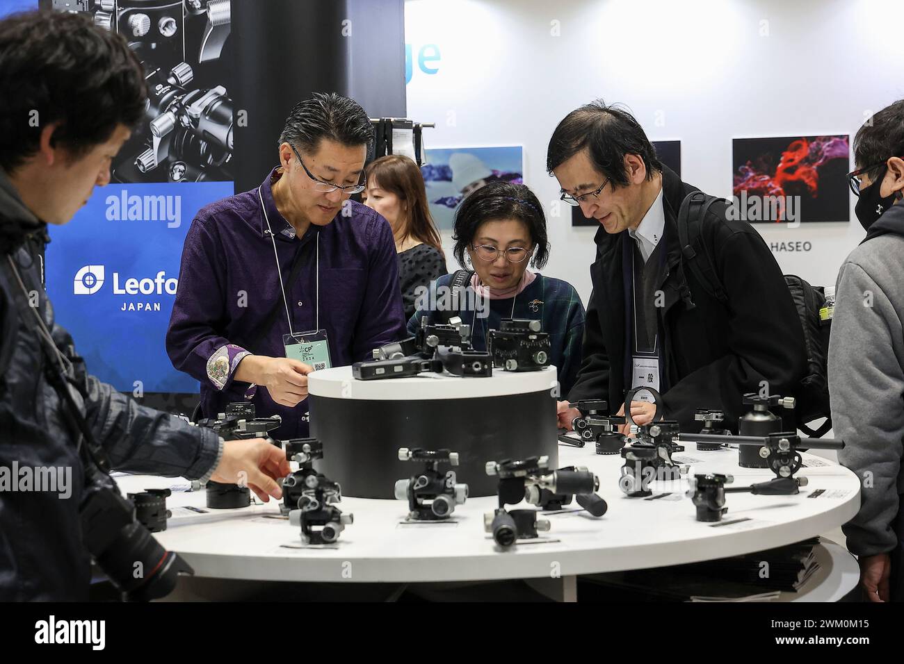 Yokohama, Giappone. 23 febbraio 2024. I visitatori si riuniscono durante il CP camera & Photo Imaging Show 2024 al Pacifico Yokohama. La mostra CP presenta le più recenti tecnologie per fotocamere, fotografia e imaging. La mostra di quest'anno si tiene al Pacifico Yokohama e online fino a febbraio 25. (Credit Image: © Rodrigo Reyes Marin/ZUMA Press Wire) SOLO PER USO EDITORIALE! Non per USO commerciale! Foto Stock