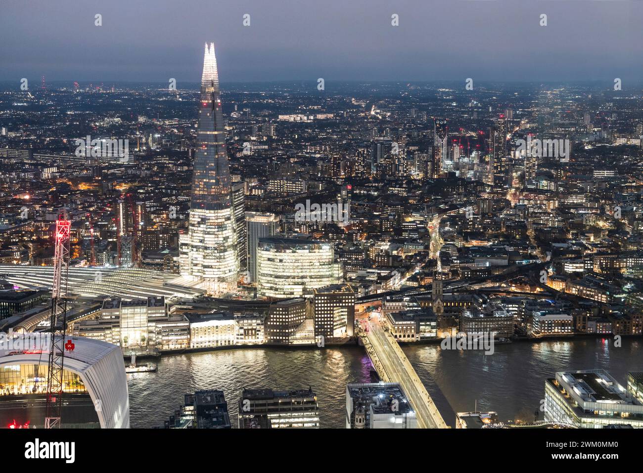 Edificio Shard illuminato vicino al fiume Tamigi nella città di Londra Foto Stock