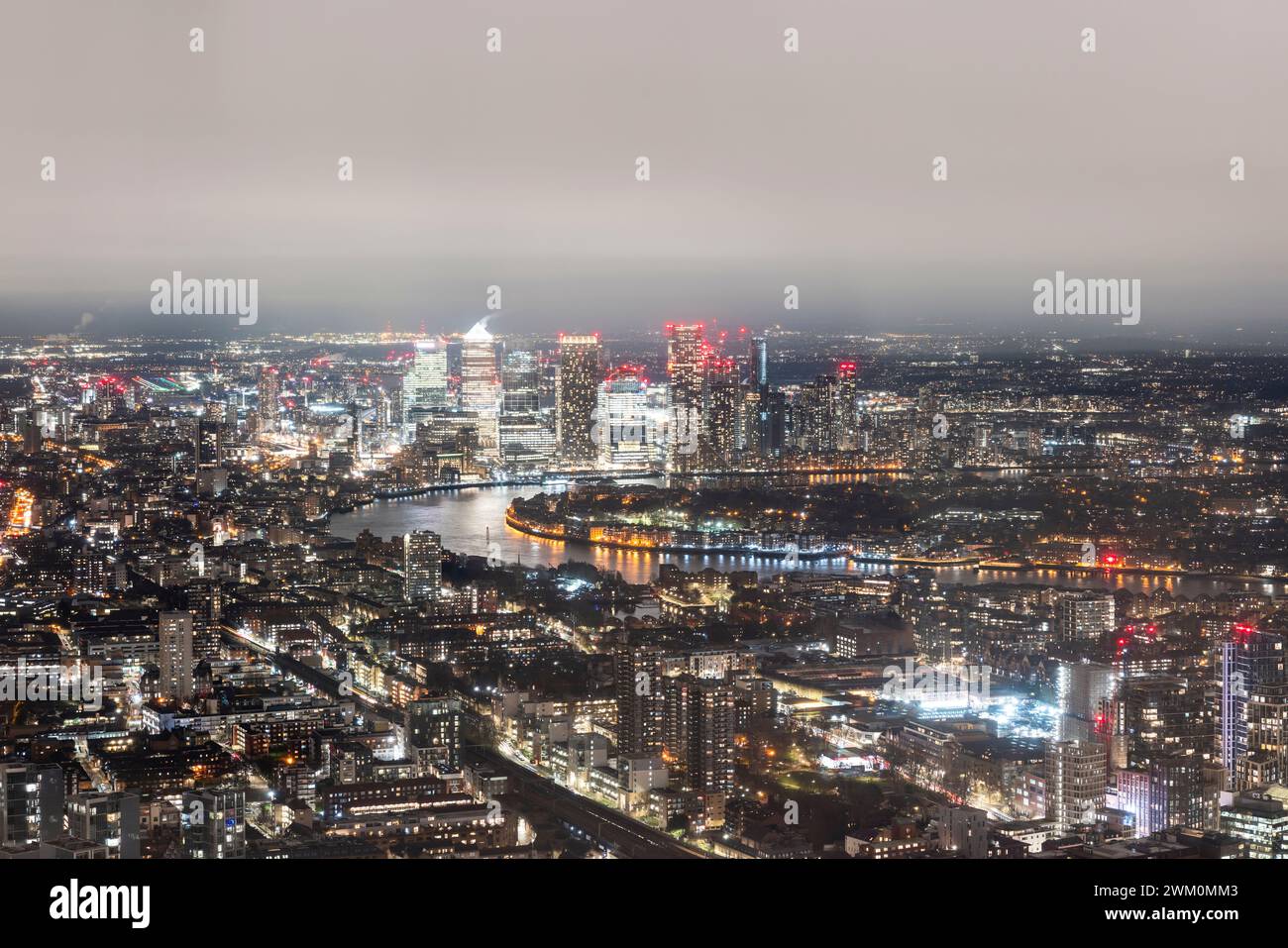 Skyline illuminato della città di Londra di notte in Inghilterra, Regno Unito Foto Stock