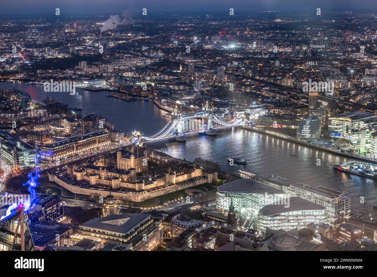 Città di Londra con il famoso ponte e il fiume Tamigi di notte Foto Stock