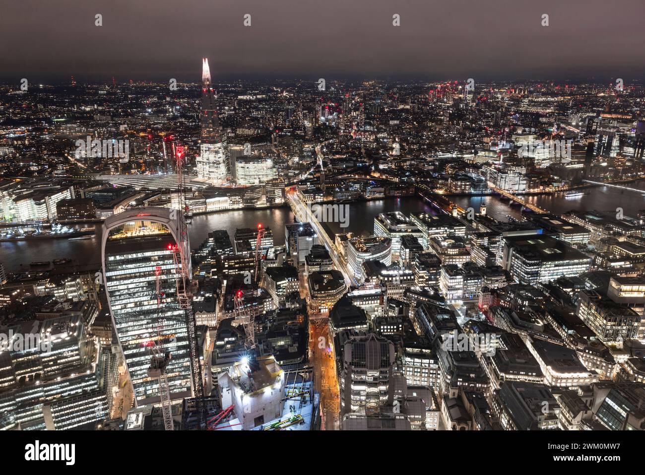 Città illuminata di Londra in Inghilterra di notte, Regno Unito Foto Stock
