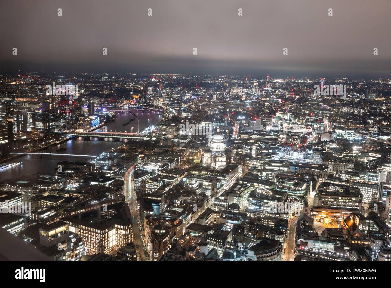 Città illuminata di notte di Londra in Inghilterra, Regno Unito Foto Stock
