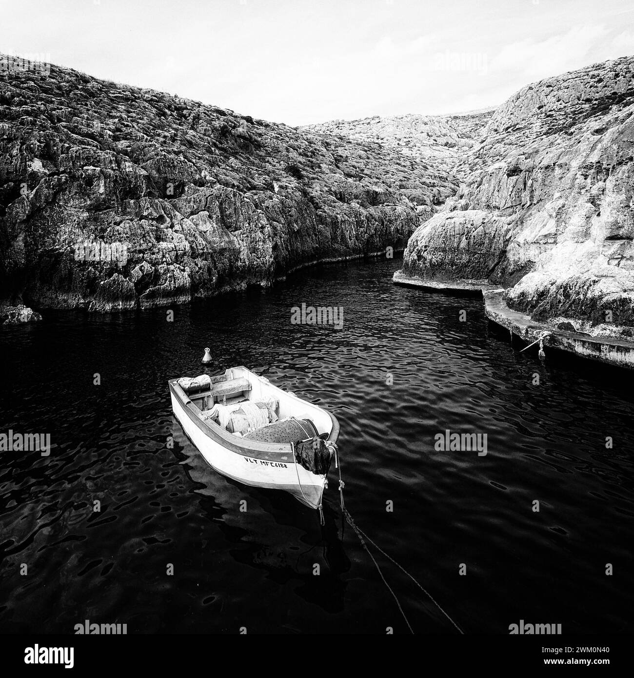 Impressioni dal sud di Malta. Grotta Azzurra. Le barche da pesca portavano i turisti alla Grotta Azzurra Foto Stock