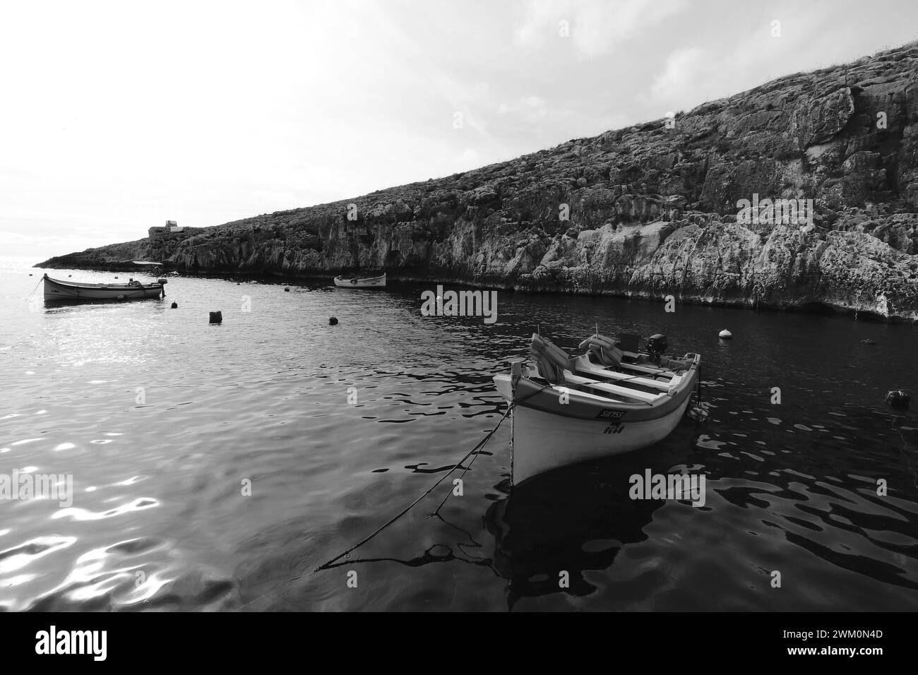 Impressioni dal sud di Malta. Grotta Azzurra. Le barche da pesca portavano i turisti alla Grotta Azzurra Foto Stock