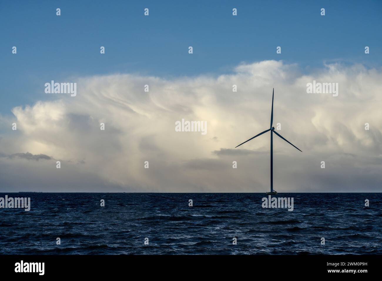 Paesi Bassi, Flevoland, Lelystad, nuvole spesse sul parco eolico offshore di IJsselmeer Foto Stock