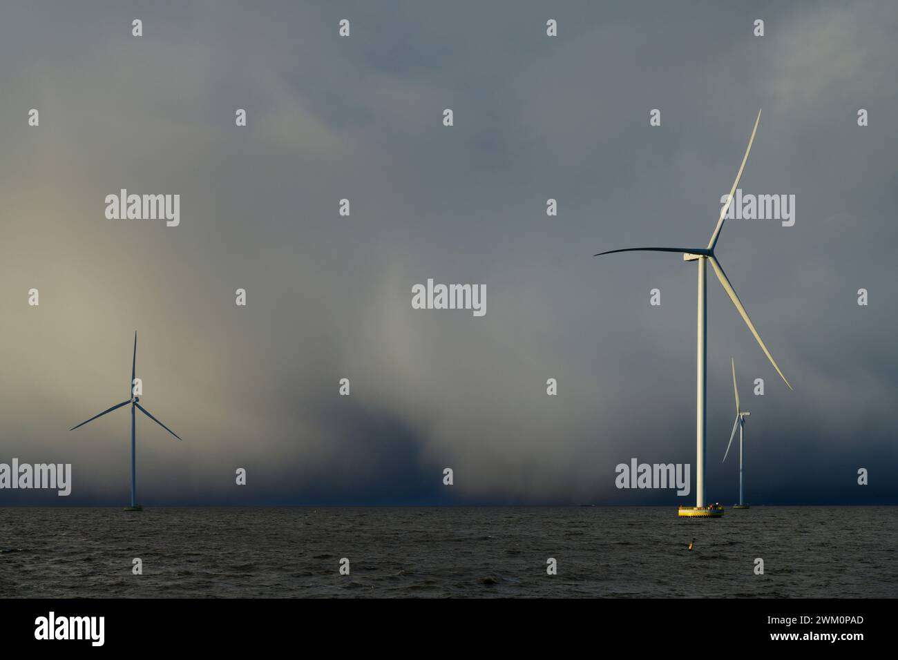 Paesi Bassi, Flevoland, Lelystad, nuvole spesse sul parco eolico offshore di IJsselmeer Foto Stock