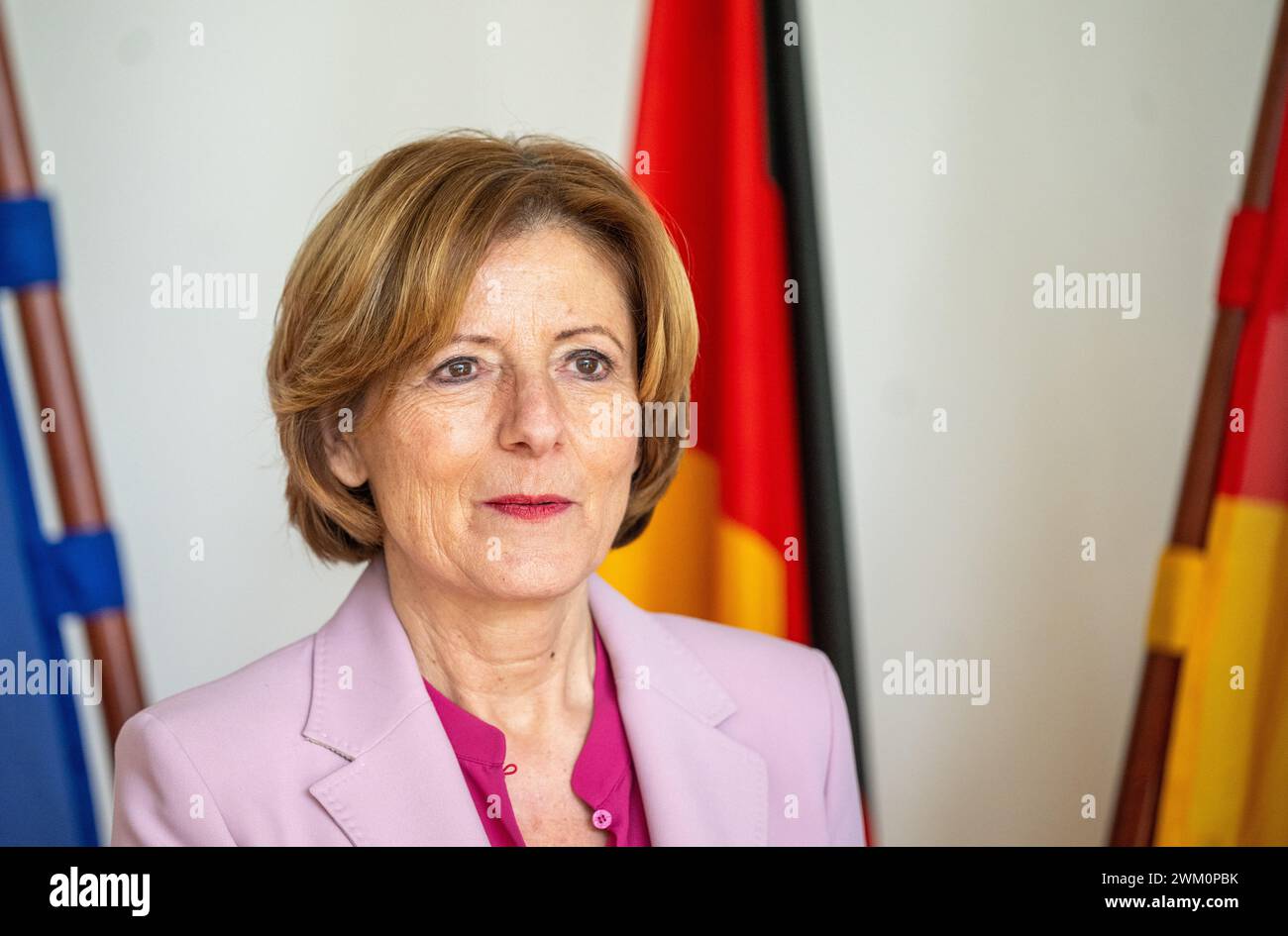 Berlino, Germania. 23 febbraio 2024. Malu Dreyer (SPD), Ministro Presidente della Renania-Palatinato e Presidente della Commissione di radiodiffusione degli Stati federali, in occasione della presentazione della 24a relazione KEF. Una commissione indipendente di esperti raccomanda l'importo del contributo radiotelevisivo agli stati federali a partire dal 2025. Crediti: Monika Skolimowska/dpa/Alamy Live News Foto Stock