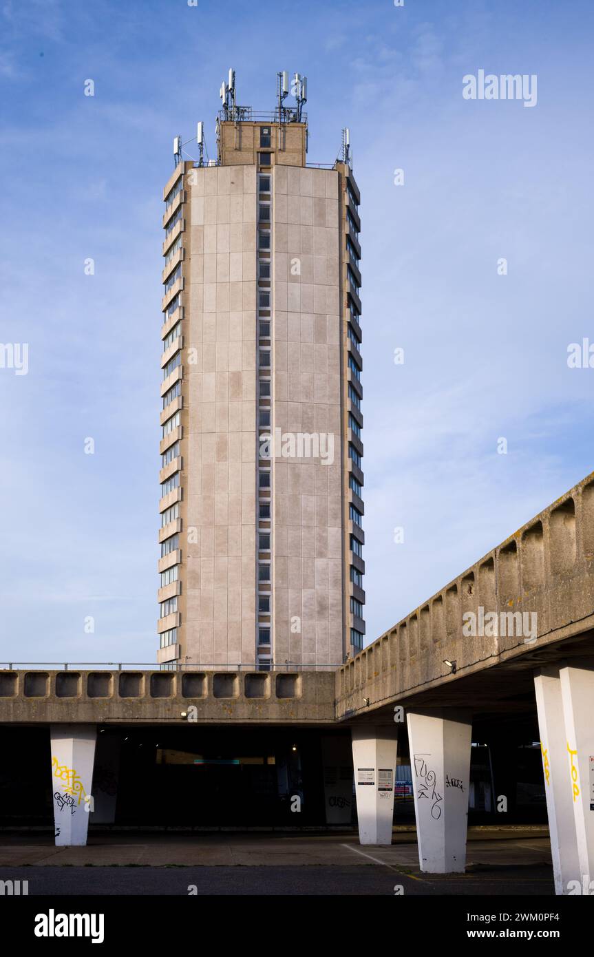 Il blocco torrenziale brutalista Arlington House a Margate, Kent, progettato da Russell Diplock & Associates e completato nel 1963 Foto Stock