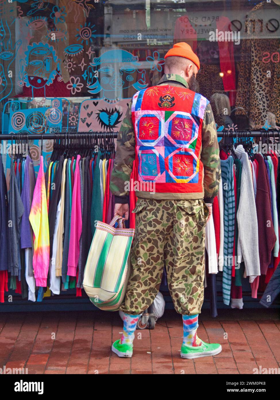 Shopping di abbigliamento di seconda mano a North Laine, Brighton Foto Stock