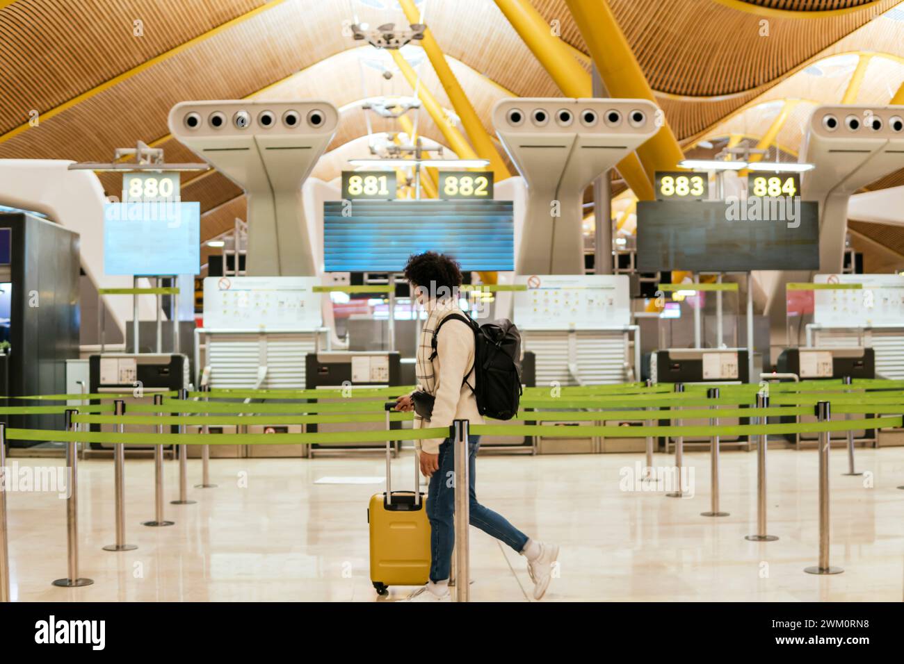 Giovane con bagagli che cammina all'aeroporto Foto Stock