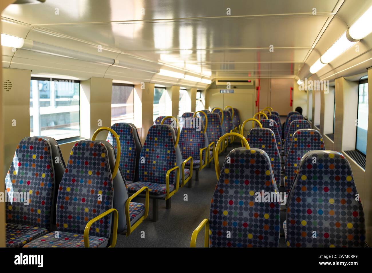 Interno del treno della metropolitana con posti vuoti Foto Stock