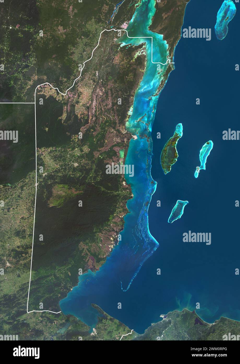 Immagine satellitare a colori del Belize e dei paesi vicini, con confini. La barriera corallina del Belize corre per circa 190 miglia (300 km) lungo la costa caraibica del Belize. Foto Stock