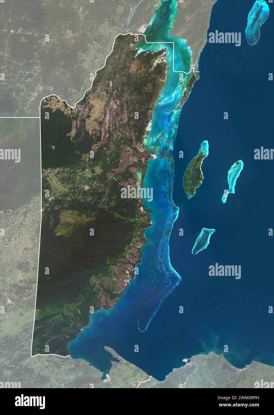 Immagine satellitare a colori del Belize, con bordi e maschera. La barriera corallina del Belize corre per circa 190 miglia (300 km) lungo la costa caraibica del Belize. Foto Stock