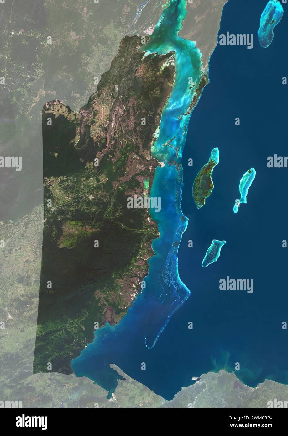 Immagine satellitare a colori del Belize, con maschera. La Barriera Corallina del Belize corre per circa 190 miglia (300 km) lungo la costa caraibica del Belize. Foto Stock