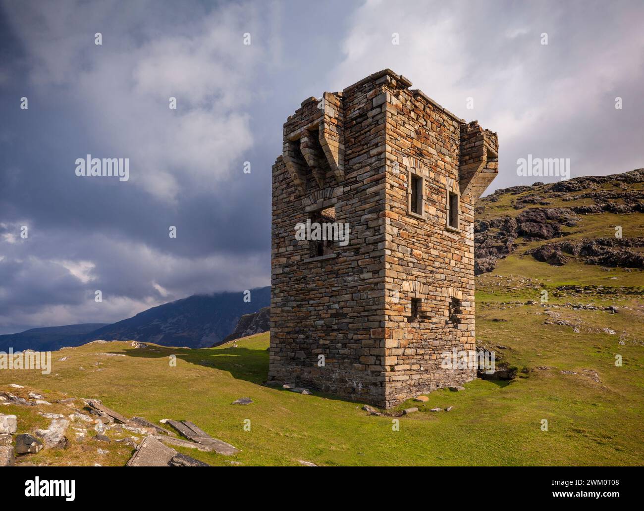 La Signal Tower di Carrigan Head è uno dei 12 punti panoramici della contea, e come la Cape Clear Tower è stata costruita all'inizio del XIX secolo in resp Foto Stock