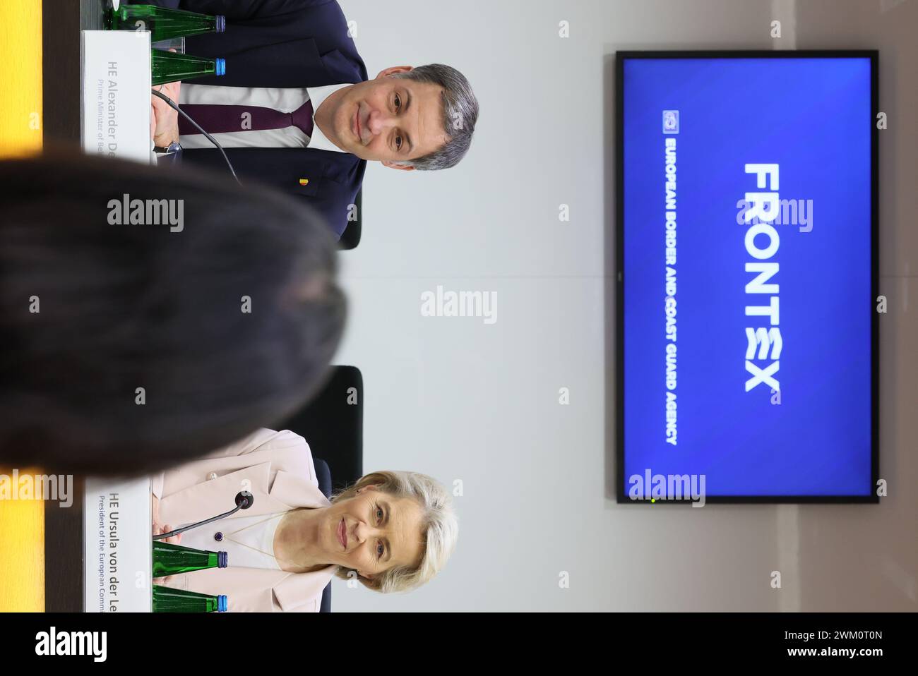 Varsavia, Polonia. 23 febbraio 2024. Il primo ministro Alexander De Croo e il presidente della Commissione europea Ursula Von der Leyen nella foto di venerdì 23 febbraio 2024, durante una visita presso la sede dell'agenzia europea Frontex, l'agenzia europea di guardia di frontiera e costiera, a Varsavia, in Polonia. Il primo Ministro belga e il Presidente della Commissione europea sono in visita in Polonia, compresi incontri con i migliori politici. BELGA PHOTO BENOIT DOPPAGNE credito: Belga News Agency/Alamy Live News Foto Stock
