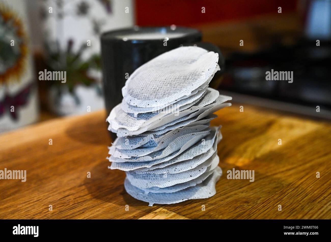 Bustine di tè a forma circolare pronte per preparare una tazza di tè nella cucina di casa del Regno Unito Foto Stock