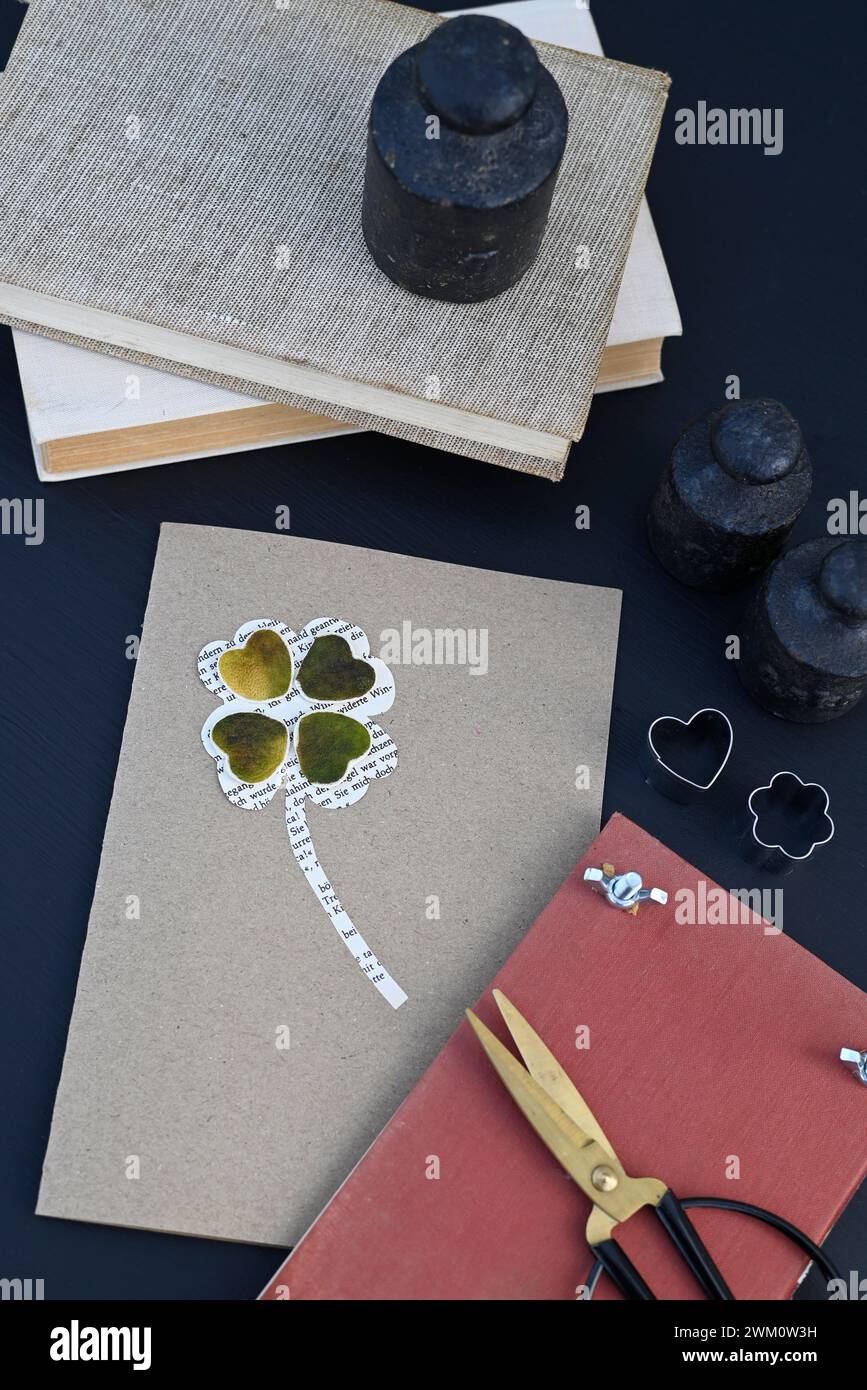 Biglietto di San Valentino fai da te con trifoglio fortunato fatto di buccia di lime Foto Stock