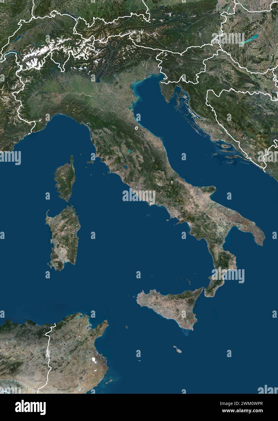 Immagine satellitare a colori dell'Italia e dei paesi limitrofi, con confini. Foto Stock