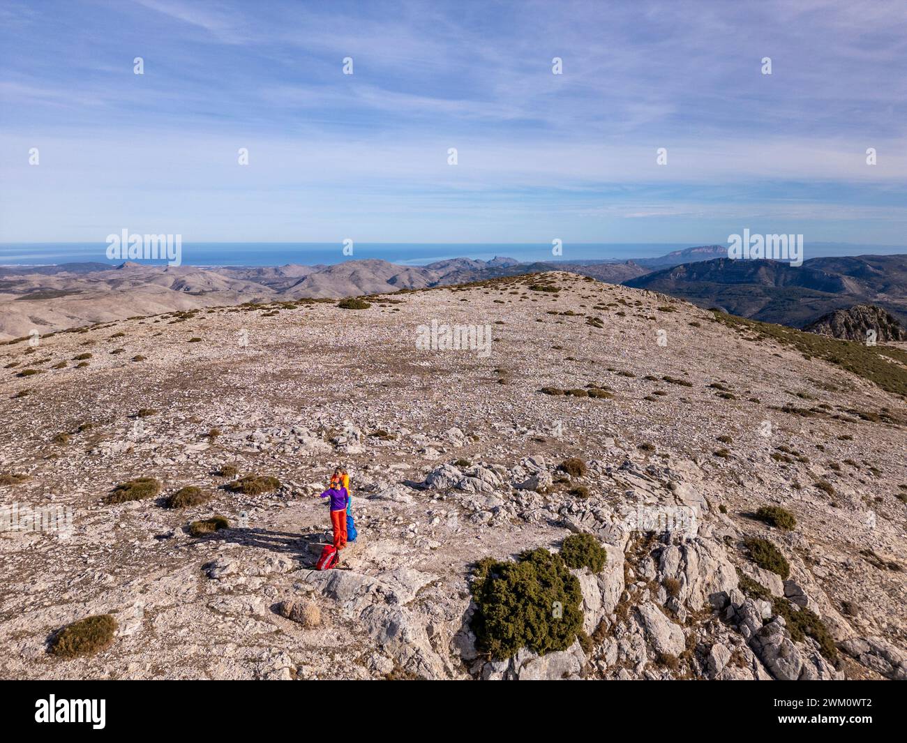 Due donne escursioniste che amano la splendida natura dall'alto, Famorca, Alicante, Costa Blanca, Spagna - foto di scorta Foto Stock