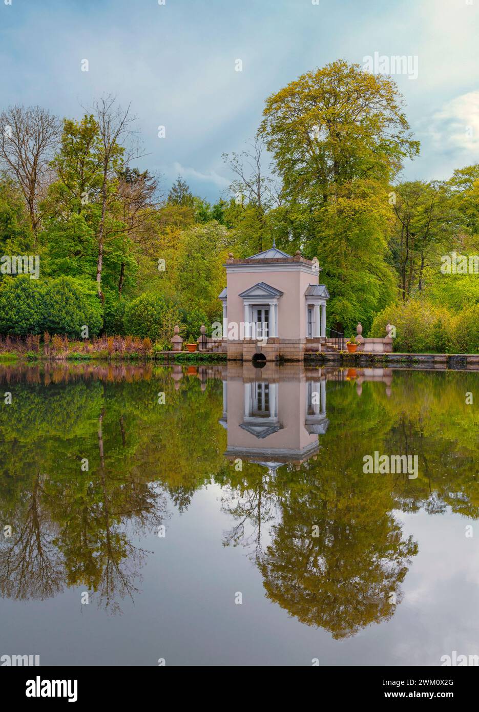 Una follia Nymphaeum del XXI secolo a Oakfield Demesne, Raphoe, Contea di Donegal, Irlanda. Foto Stock