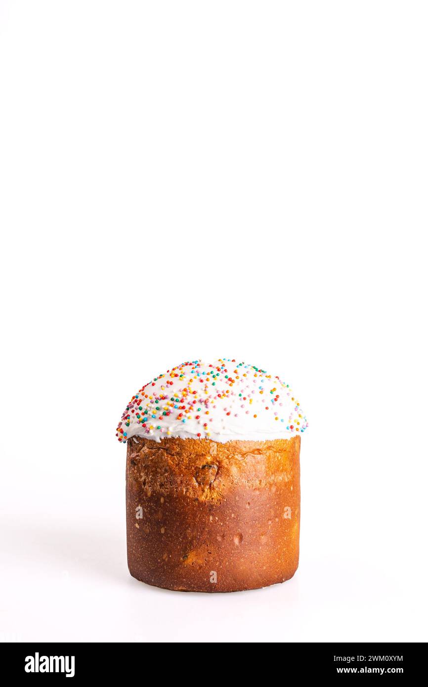 Il Kulich è un pane pasquale russo con impasto dolce a base di lievito, uvetta, frutta secca, glassa bianca, spruzzette colorate. Tradizionale delizia natalizia. Foto Stock