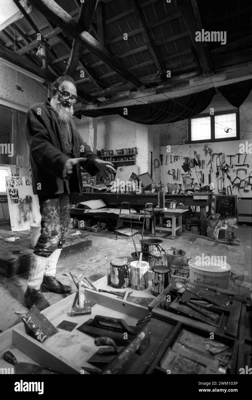 3823575 Emilio Vedova nel suo studio (1981); (add.info.: Venezia, 1981. Pittore italiano Emilio Vedova nel suo studio / Venezia, 1981. Il pittore Emilio Vedova nel suo studio); © Marcello Mencarini. Tutti i diritti riservati 2024. Foto Stock 3823575 Emilio Vedova nel suo studio (1981); (add.info.: Venezia, 1981. Pittore italiano Emilio Vedova nel suo studio / Venezia, 1981. Il pittore Emilio Vedova nel suo studio); © Marcello Mencarini. Tutti i diritti riservati 2024. Foto Stock
