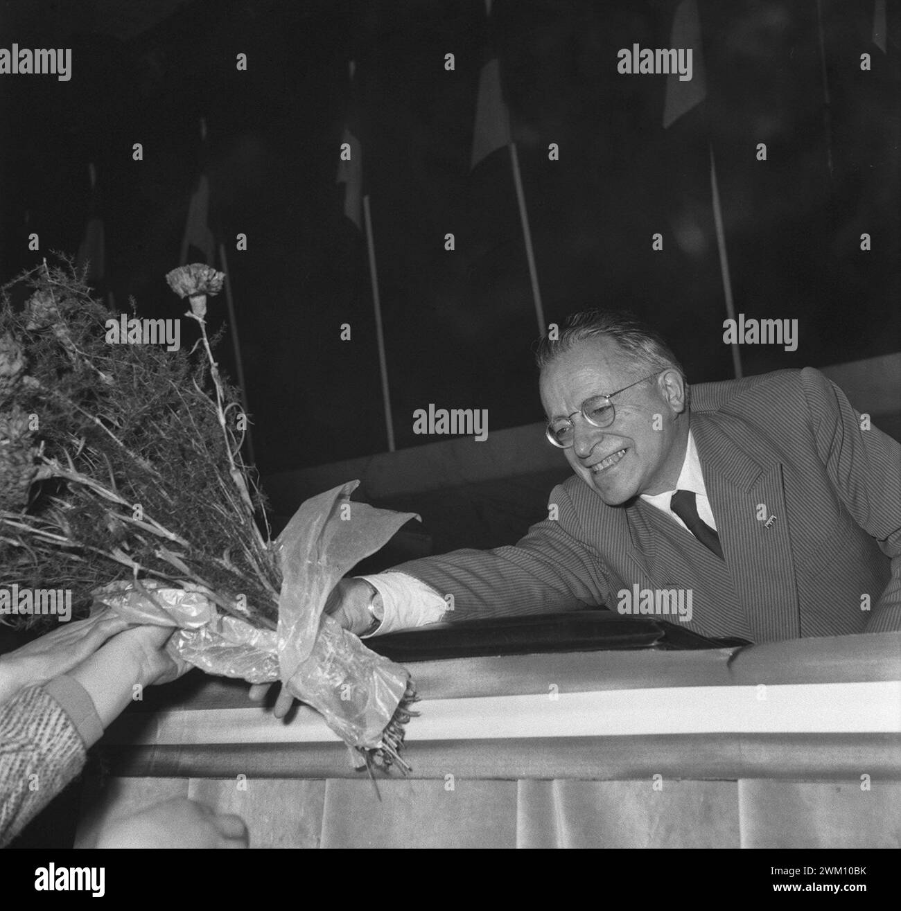 3823975 Palmiro Togliatti; (add.info.: Roma, 1961. Il segretario del Partito Comunista Italiano (PCI) Palmiro Togliatti riceve alcuni fiori durante un incontro / Roma, 1961. Il segretario del partito comunista italiano (PCI) Palmiro Togliatti mentre riceve un mazzo di fiori durante un covegno - Archivio storico Marcello Mencarini); © Marcello Mencarini. Tutti i diritti riservati 2024. Foto Stock