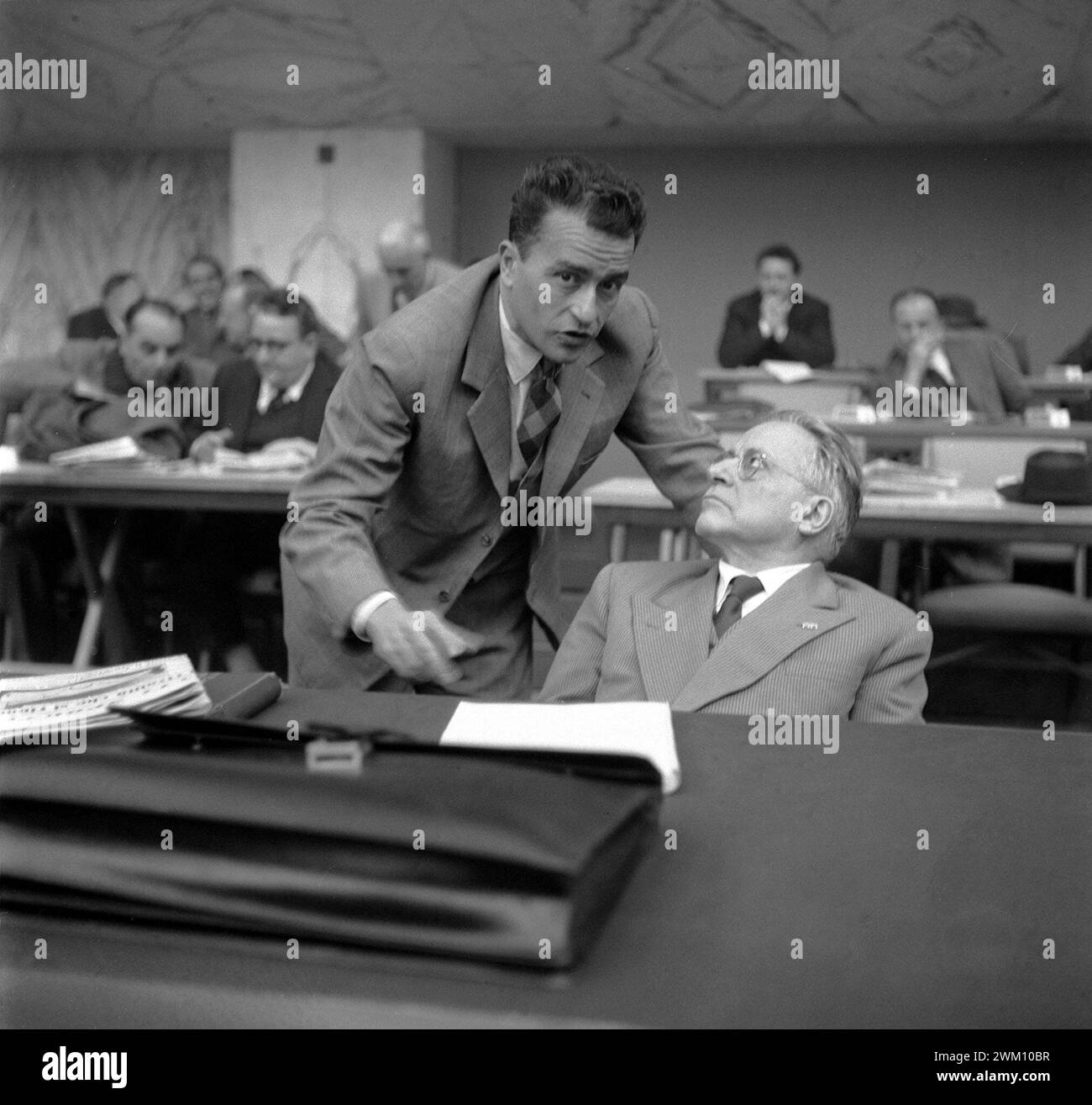 3823977 Palmiro Togliatti; (add.info.: Roma, 1967. Membro del Partito Comunista Italiano Pietro Ingrao e segretario dello stesso partito Palmiro Togliatti parlando tra loro / Roma, 1967. Pietro Ingrao, membro del partito comunista italiano (PCI), e il segretario del partito Palmiro Togliatti parlano tra loro - Archivio storico Marcello Mencarini); © Marcello Mencarini. Tutti i diritti riservati 2024. Foto Stock