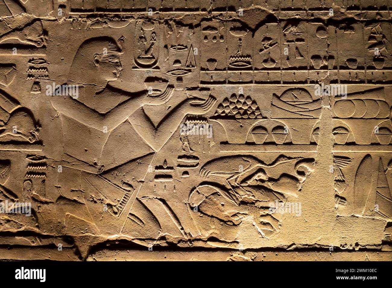Primo piano dell'antico rilievo murale egizio intagliato con geroglifici all'interno del tempio di Luxor, in Egitto Foto Stock