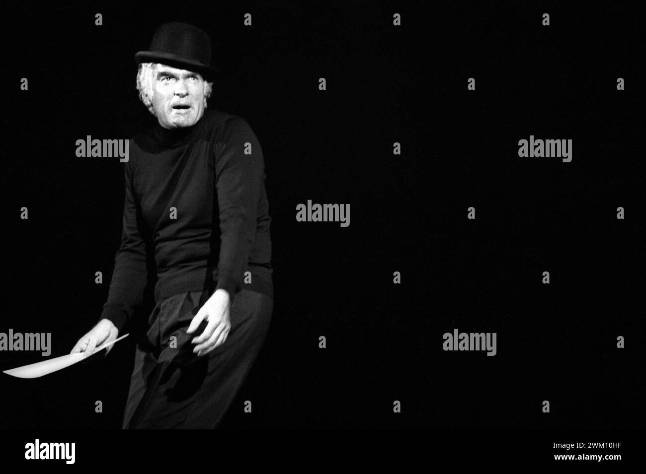 3824220 io, Bertolt Brecht n.3: Essere amici al mondo (piccolo Teatro di Milano, 1979); (add.info.: piccolo Teatro di Milano, 1979. Il regista teatrale Giorgio Strehler ne "io, Bertolt Brecht n.3: Essere amici al mondo" (i, Bertold Brecht n.3: Essere amici nel mondo) / piccolo Teatro di Milano, 1979. Il regista teatrale Giorgio Strehler in "io, Bertolt Brecht n.3: Essere amici al mondo"); © Marcello Mencarini. Tutti i diritti riservati 2024. Foto Stock