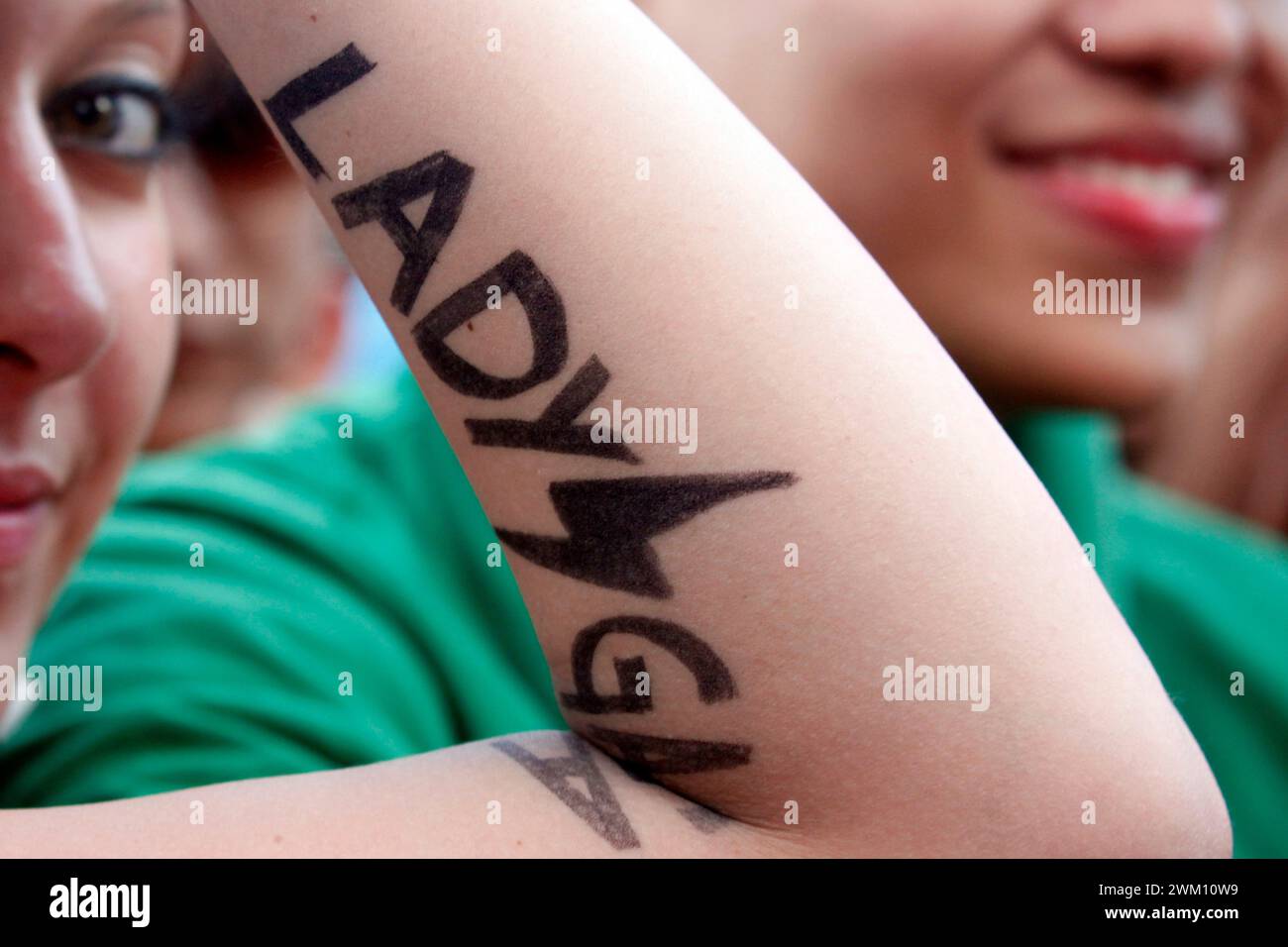 3824643 Lady Gaga; (add.info.: Roma, 11 giugno 2011. Lady Gaga vive all'EuroPride. A fan with the artist's name written on the ARM / Roma, 11 giugno 2011. Concerto di Lady Gaga al Gay Pride. Una fan con il nome dell'artista scritto sul braccio); © Marcello Mencarini. Tutti i diritti riservati 2024. Foto Stock