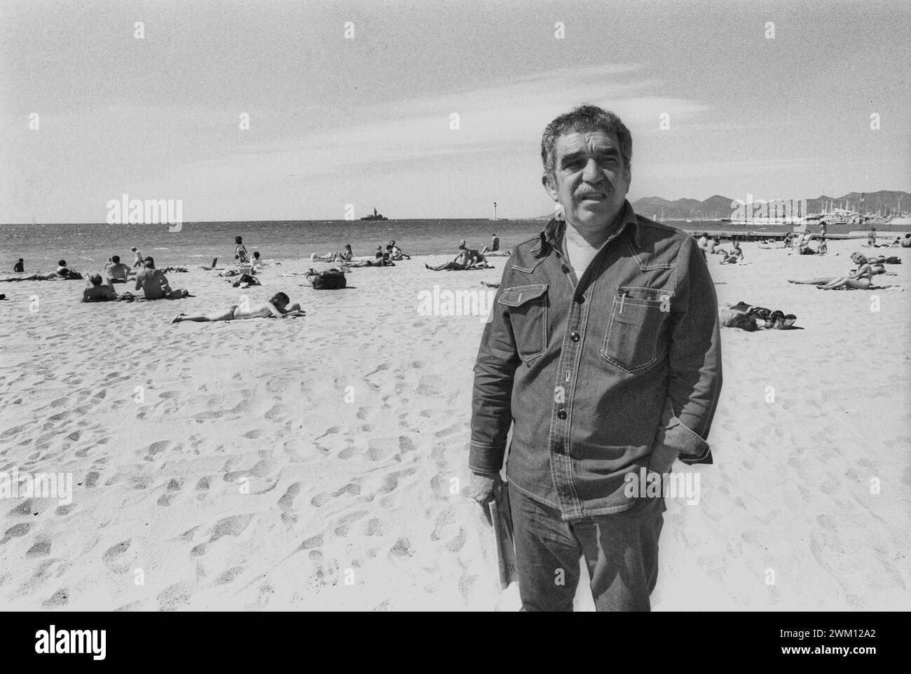 3826167 Gabriel Garcia Marquez; (add.info.: Festival di Cannes 1982. Lo scrittore colombiano Gabriel Garcia Marquez cammina sulla riva del mare / Festival del Cinema di Cannes 1982. Lo scrittore Gabriel Garcia Marquez in spiaggia); © Marcello Mencarini. Tutti i diritti riservati 2024. Foto Stock