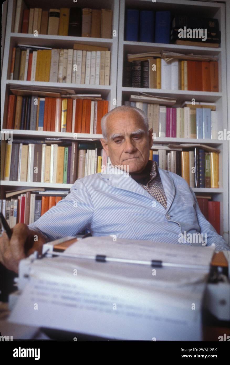 3826288 Alberto Moravia nella sua Casa (1980); (add.info.: Roma, 1980. Lo scrittore italiano Alberto Moravia nella sua casa / Roma, 1980. Lo scrittore Alberto Moravia nella sua casa); © Marcello Mencarini. Tutti i diritti riservati 2024. Foto Stock